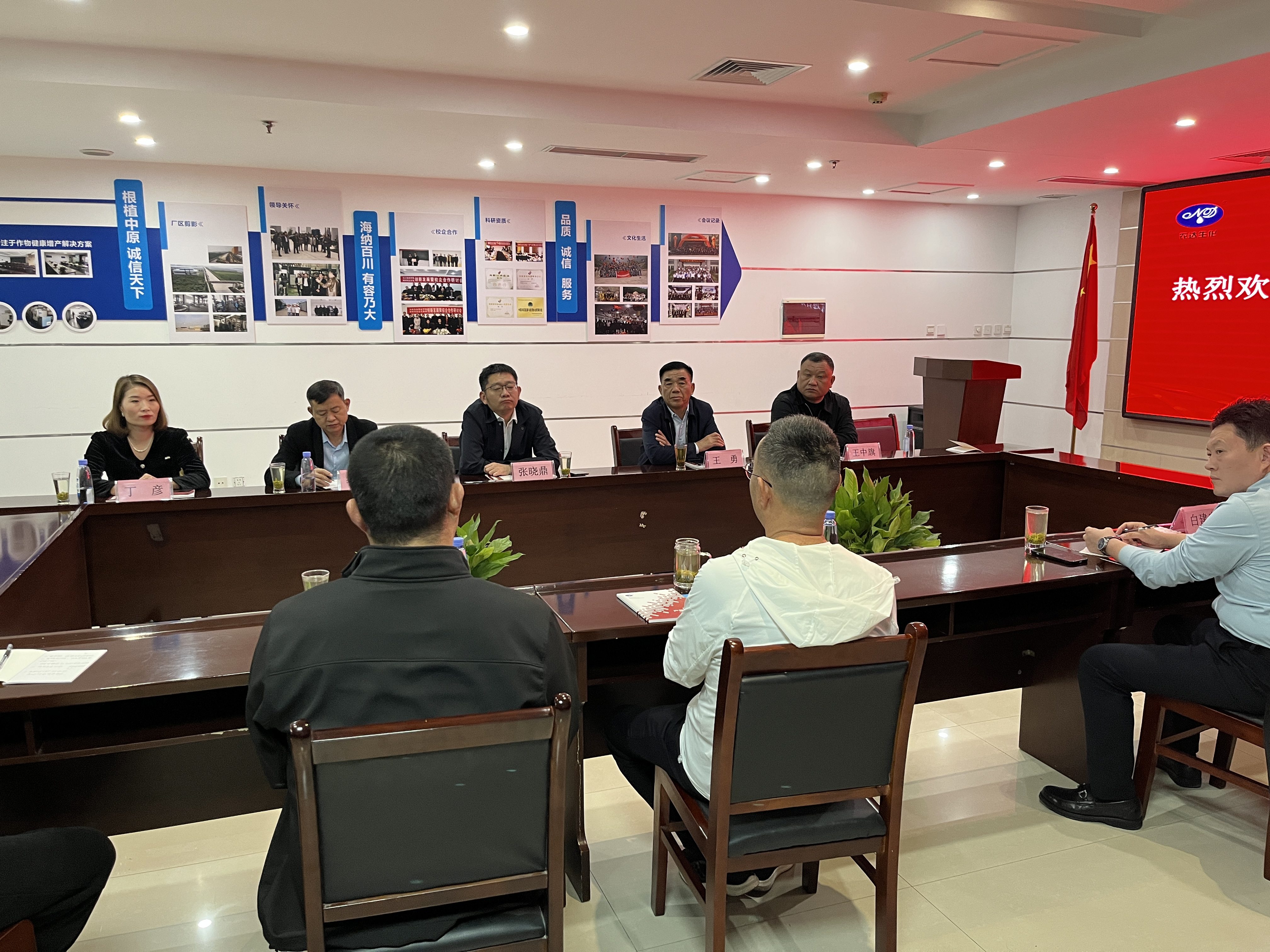 石龍區(qū)領導一行蒞臨鄭州農達生化考察調研(圖2) 石龍區(qū)領導一行蒞臨鄭州農達生化考察調研(圖2)